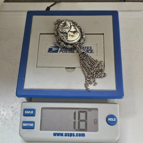 1970s Resin Cameo Black White Pendant Necklace Tassel Silver Tone Vintage - Picture 12 of 14